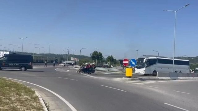Të shoqëruar nën masa të forta sigurie, ekipi serb largohet
