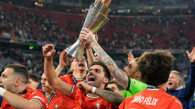 Tragjike/ Tifozi bie nga tribuna e stadiumit gjatë ndeshjes