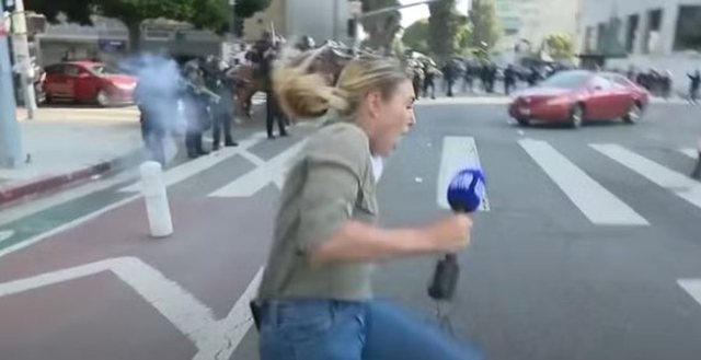 Gazetarja goditet me plumb gome nga policia gjatë një proteste në