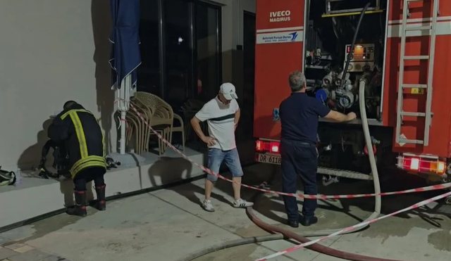 Zjarr në garazhin e pallatit në Durrës, evakuohen banorët