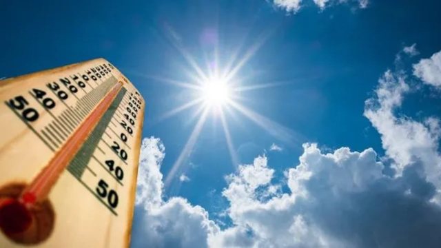 Vijojnë temperaturat e larta në vend, parashikimi i motit për