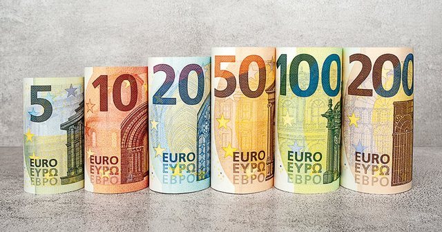 Euro prek ‘fundin’, monedha europiane zbret në minimumin e ri