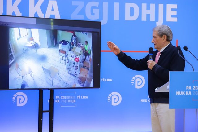 11 Maji/ Berisha publikon VIDEO-n: Ja si komisioneri fut dorën e tij