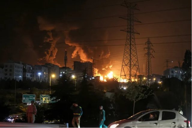 Izraeli godet fabrikën e naftës në Iran, dy vendet luftojnë