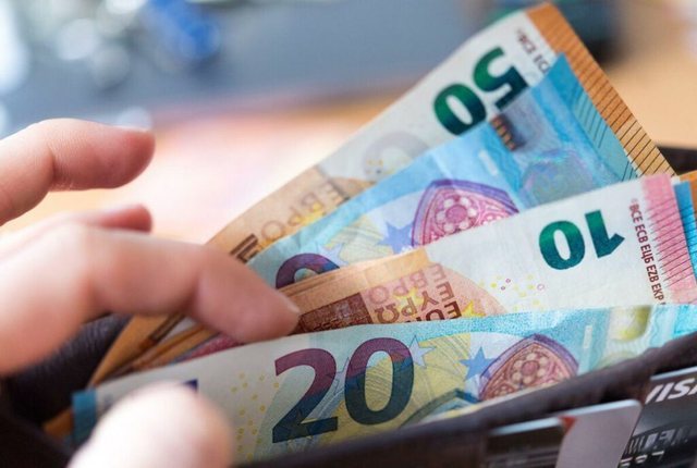 Këmbimi valutor sot/ Me sa blihen e shiten dollari dhe euro,