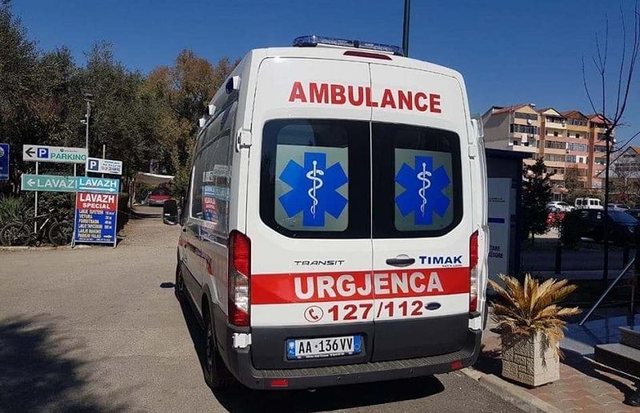 E rëndë në Kurbin, i riu dhunon dhe bën për spital