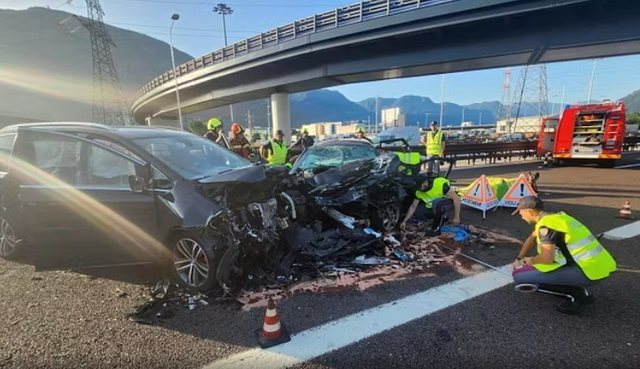 Makina futet kundravajtje në autostradë, një i vdekur dhe