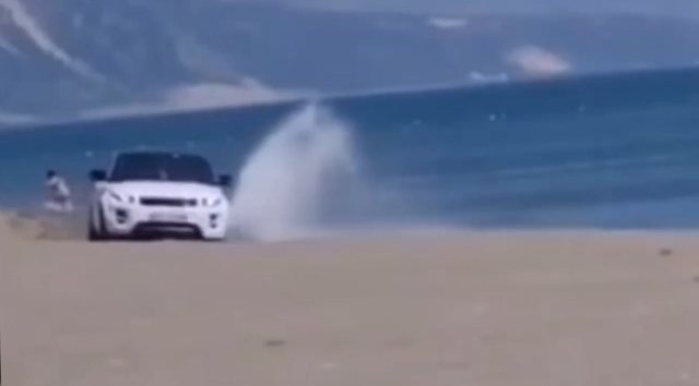 Bënte drift në plazhin e Velipojës, bllokohet mjeti! Shoferi