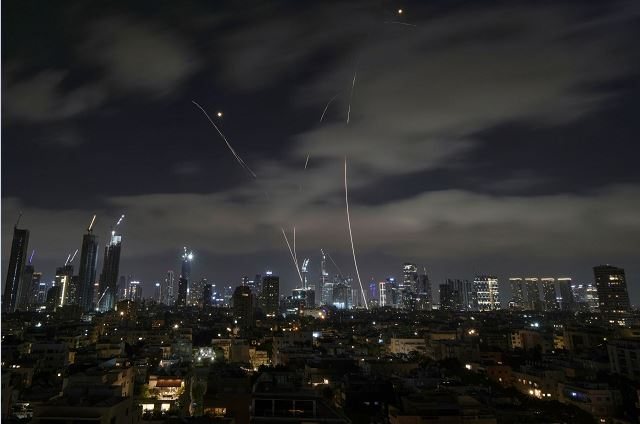 Izraeli bombardon ministrinë e Jashtme të Iranit, vret dy
