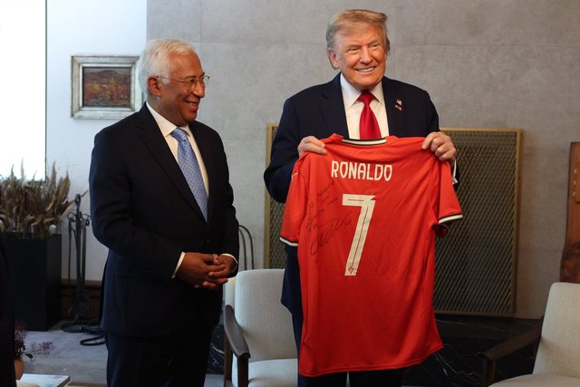 Fotot/ Cristiano Ronaldo i nis dhuratë Trumpit, por ja mesazhi që