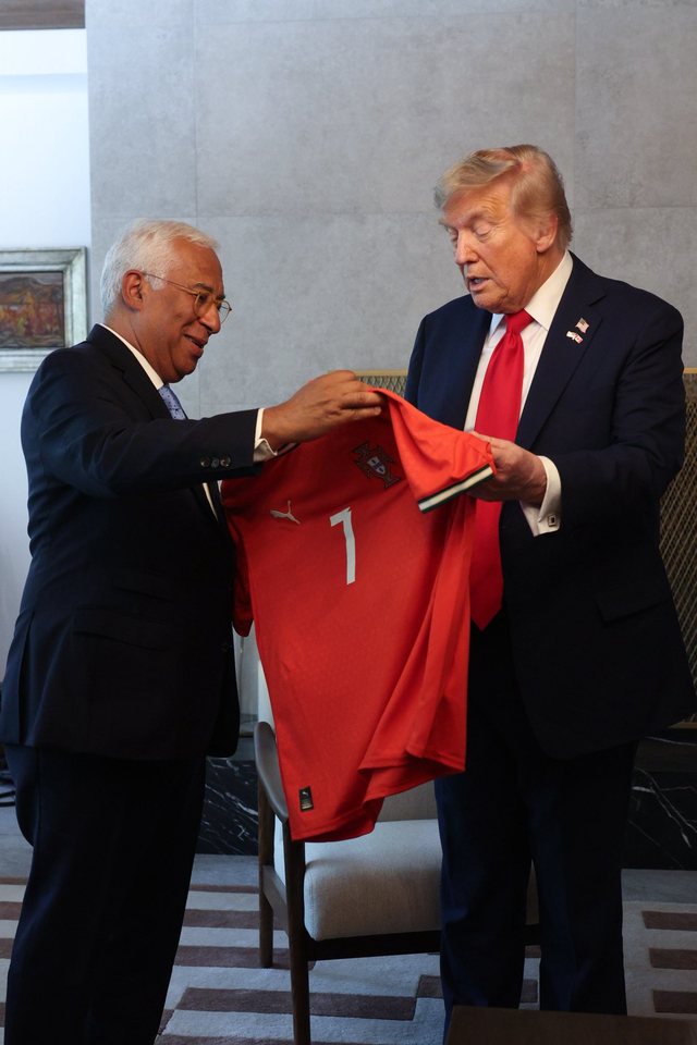 Fotot/ Cristiano Ronaldo i nis dhuratë Trumpit, por ja mesazhi që