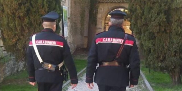 Fshihte kokainën në të çarat e mureve, para se t’ua