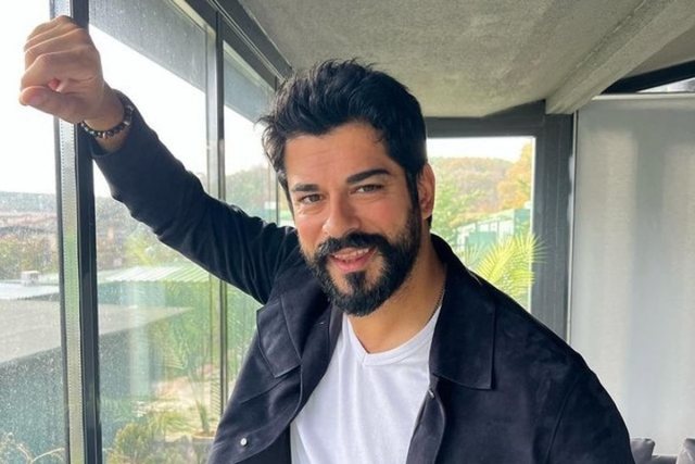 Foto/ Ylli i serialeve turke, Burak Ozçivit vjen në Shqipëri!