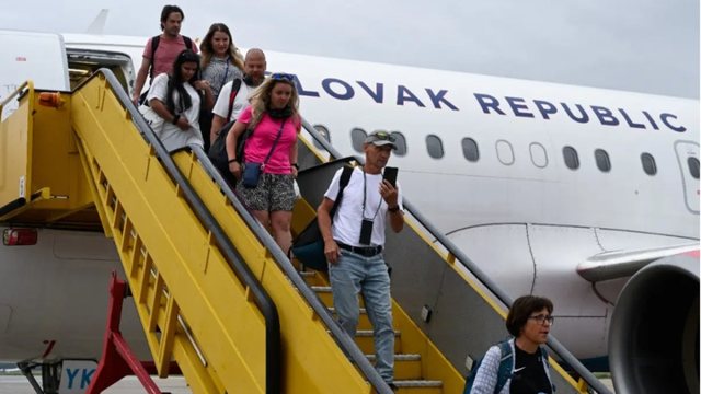 Avionë çekë dhe sllovakë evakuojnë 181 persona nga