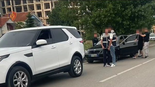 EMRI/ Iu gjetën armë, drogë e shufër metalike me mbishkrimin