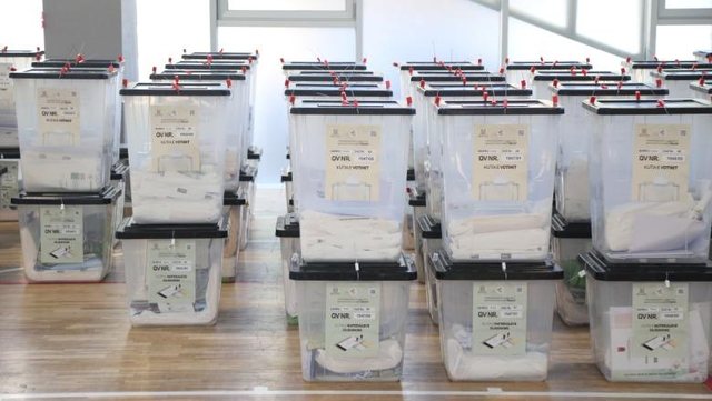 Hapen kutitë e votimit në Tiranë, del rezultati i parë nga