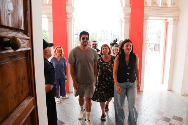 Dalin pamjet/ Nuk ka më dyshime, ylli i serialeve turke shfaqet në mes