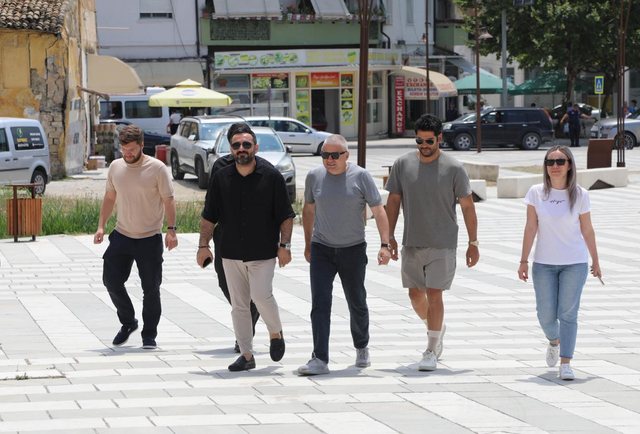 Dalin pamjet/ Nuk ka më dyshime, ylli i serialeve turke shfaqet në mes