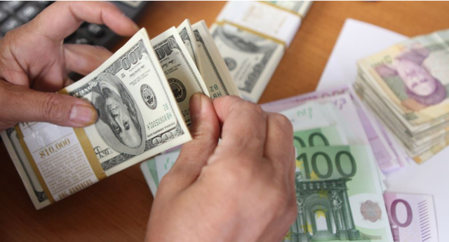 Këmbimi valutor/ Çfarë po ndodh sot me monedhat e huaja? Me sa