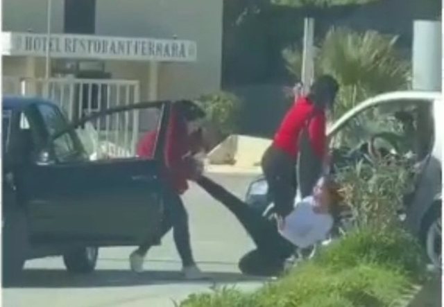 Plas sherri në Tiranë/ Vajzat kapen nga flokësh, policia zbardh