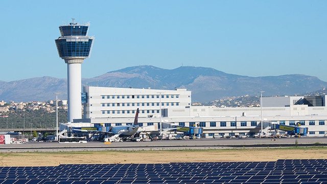 Alarm në aeroportin e Athinës, avioni me 150 pasagjerë bën