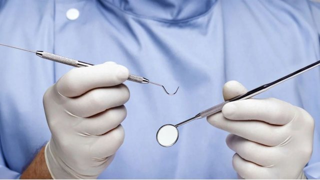 Hiqej si dentist dhe kryente procedurat dentare me informacion nga interneti,