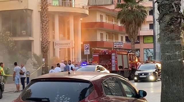 Zjarr në një pallat 12 katësh në Lushnje pranë