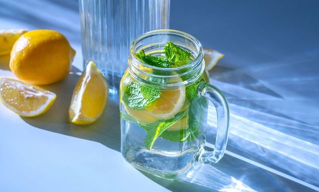 Katër receta me ujë e limon për të humbur peshë! Ja