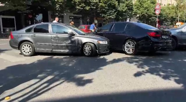 Aksident i trefishtë në kryeqytet, përplasen dy makina dhe