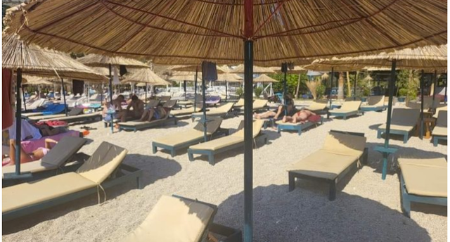 Sekuestrohen 24 çadra dhe shezlongë të vendosur pa leje,