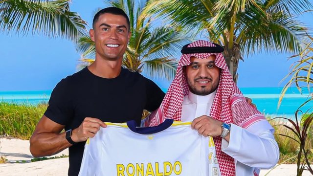 Cristiano Ronaldo firmos kontratën më të shtrenjtë në