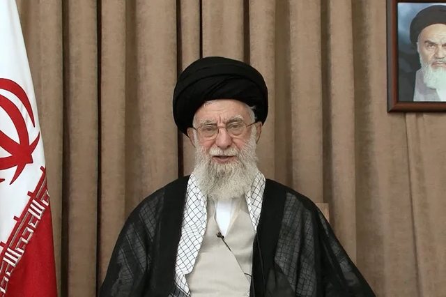 Lideri i Iranit Khamenei sfidon thirrjen e SHBA: Nuk dorëzohemi kurrë!