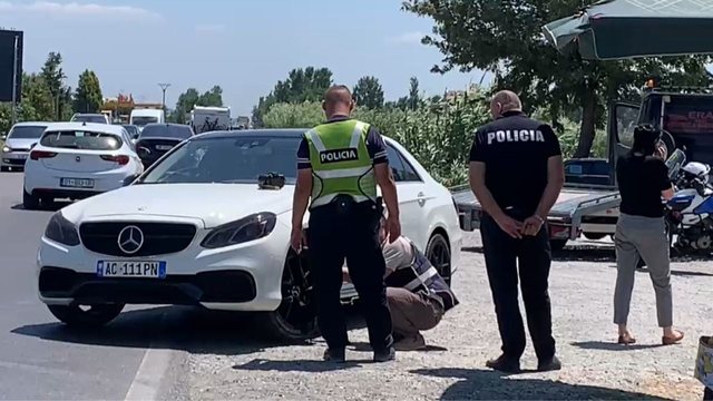 Policia qëllon me armë makinën e të riut në Lezhë: