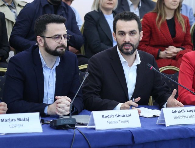 Lapaj tha se do “shkrihen” në një parti/ Shabani: