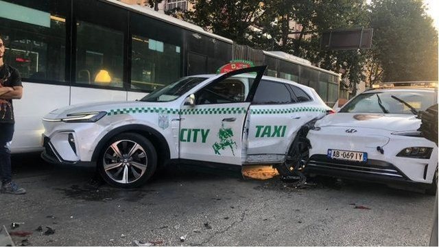 Gjashtë makina përplasen në Laprakë mes tyre taksi dhe