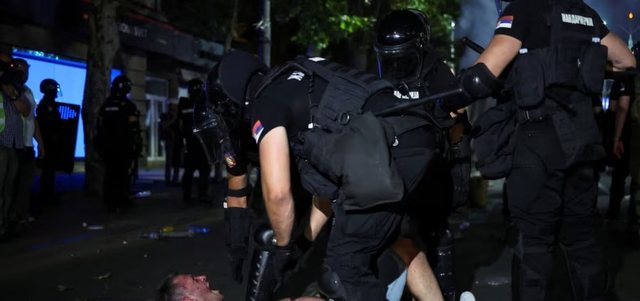 Incidente në Beograd, policia hedh gaz lotsjellës gjatë
