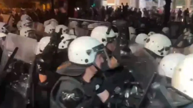 Incidente të rënda në Beograd/ 48 oficerë policie të