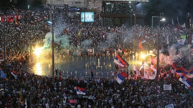 “Nuk ka dorëzim”/ Serbia në trazira: Flamuri me