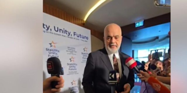 Replikat/ Gazetarja nga Kosova ulet në gjunjë për të