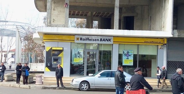 "Dënohet" Raiffeisen Bank, morën kredi në emër