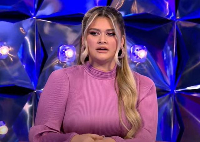 "Babi u afrua dhe vuri gishtin mes buzëve të tij për të