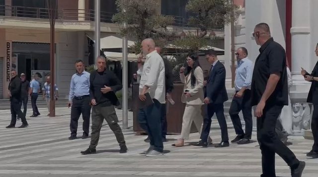 "Shkarkohen të gjithë drejtorët, kryetari të