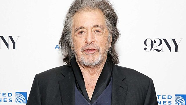 Foto/ Kapet mat Al Pacino! 85-vjeçari puth gazetaren e re në mes