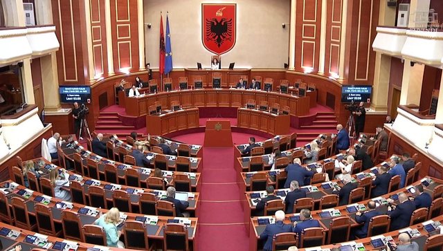 Seanca e fundit e Kuvendit/ Miratohet me 71 vota akti normativ për