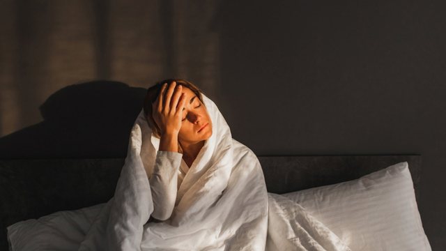 Ju del gjumi pa rënë ende alarmi?! Psikologët shpjegojnë pse