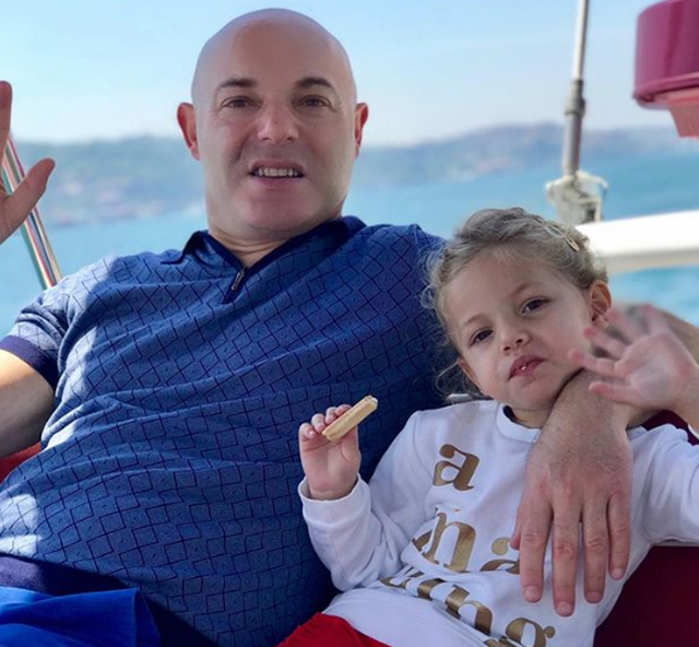 Ana e shëmtuar e mikpritjes shqiptare, Fevziu ndan episodin me të
