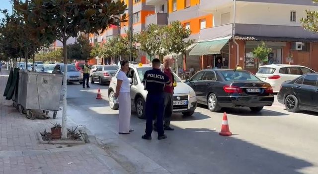 Aksident në Fier, automjeti përplas këmbësorin në vijat