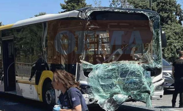 Përplasen "kokë më kokë" dy autobusa në