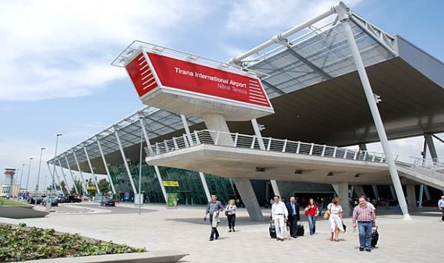 Protestat në Francë/ Aeroporti "Nënë Tereza" jep