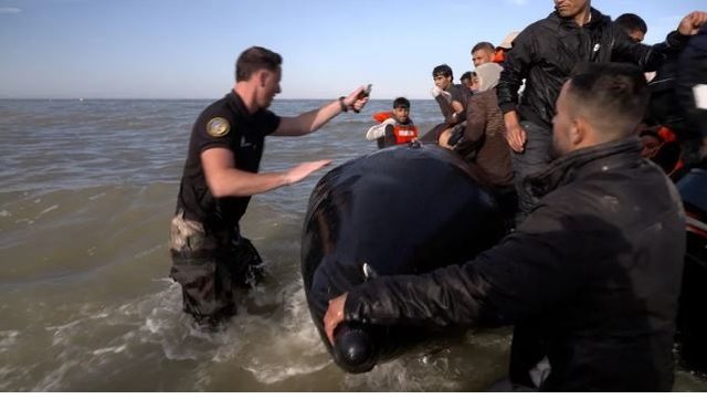 Policia franceze çan me thikë gomonen e emigrantëve të